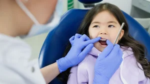 歯の治療をうける子供