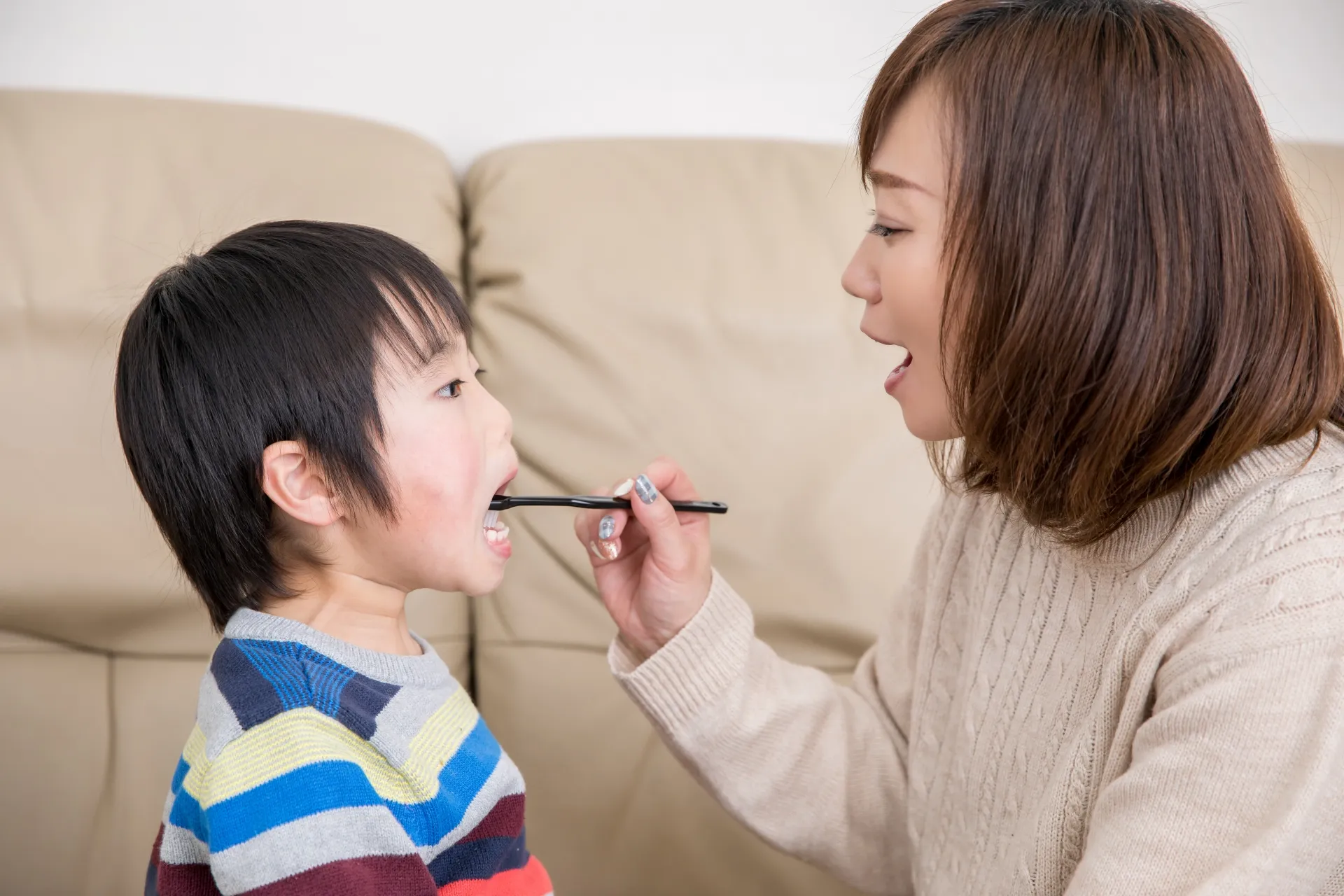 歯磨きをする親子