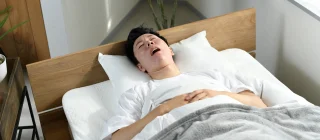口呼吸で寝る男性