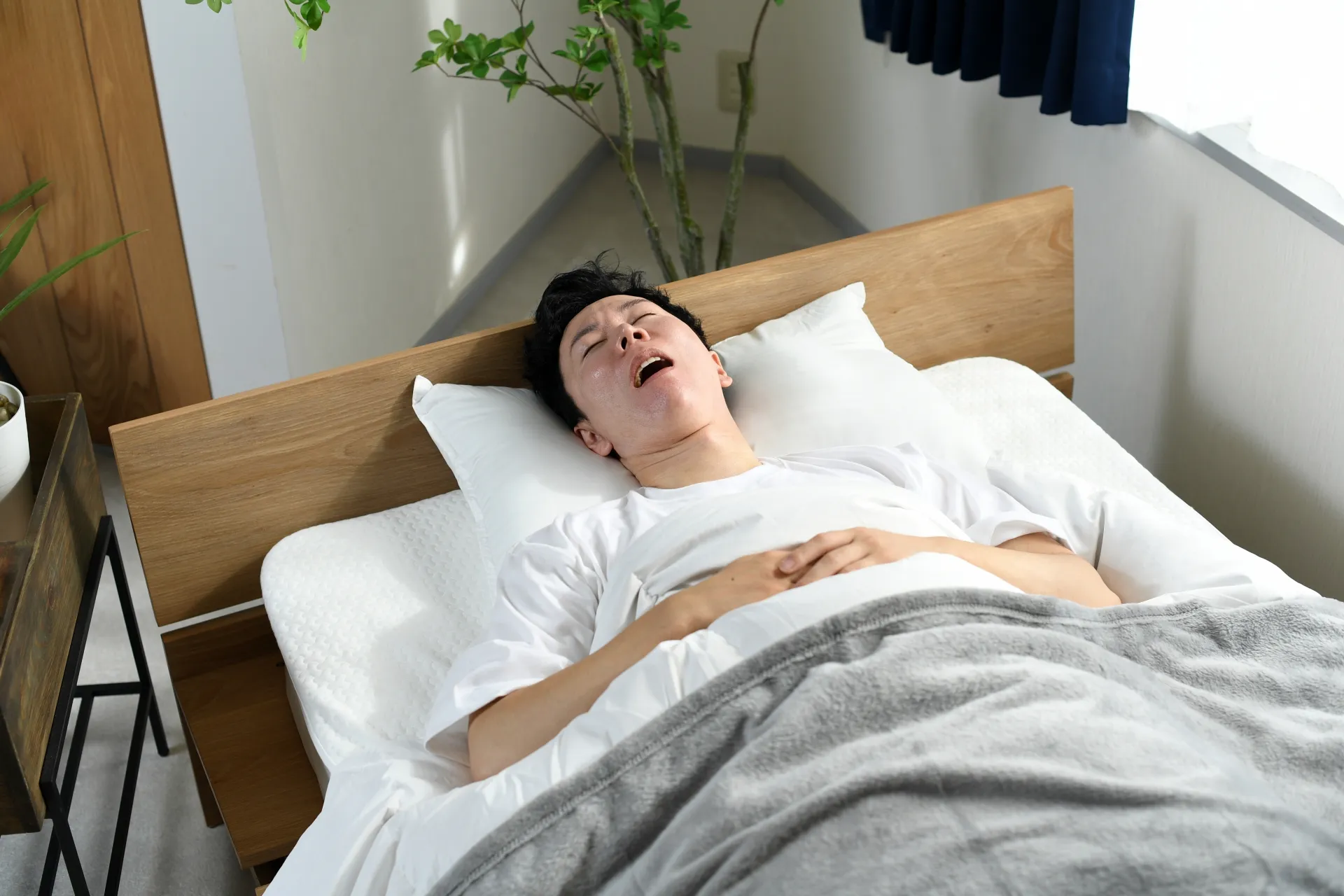 口呼吸で寝る男性